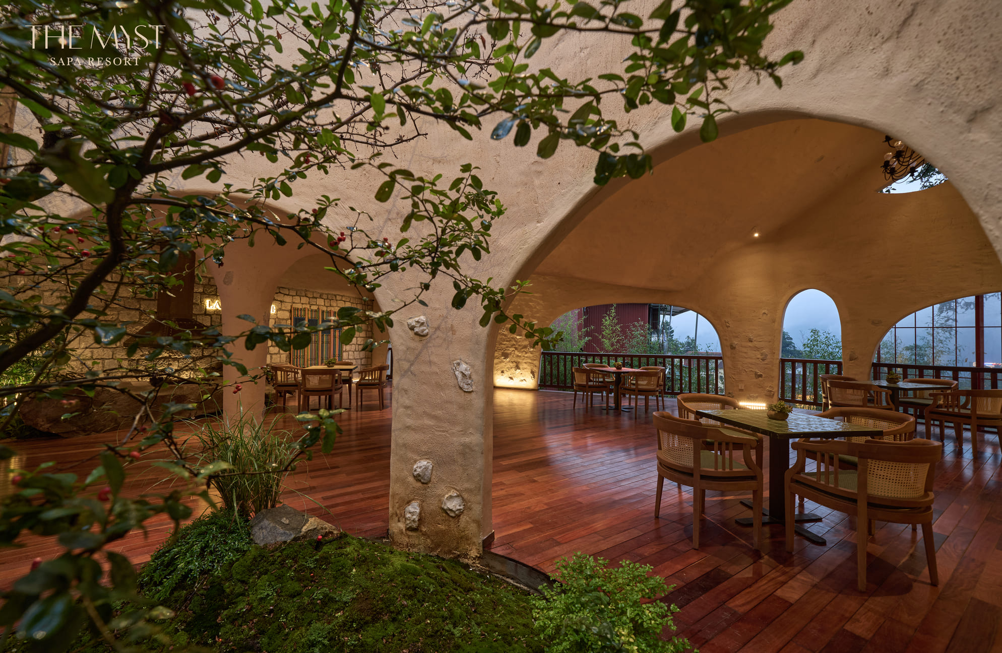 La Montagne Poolside Restaurant