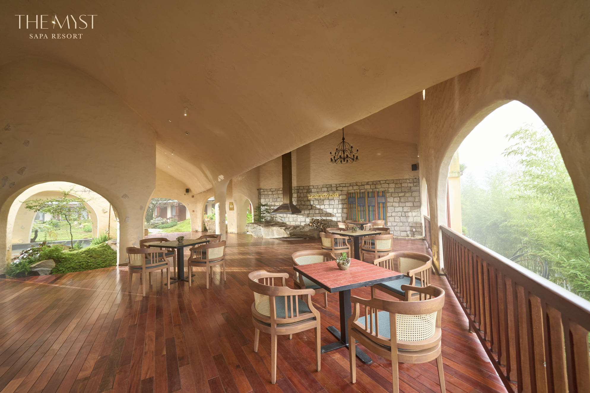 La Montagne Poolside Restaurant