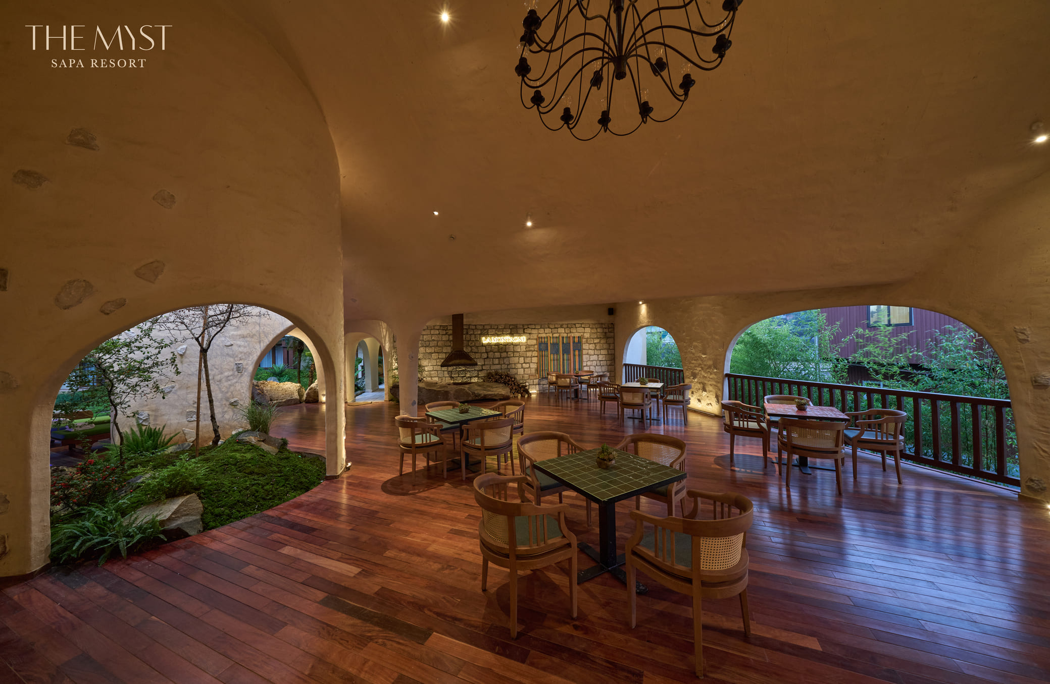 La Montagne Poolside Restaurant